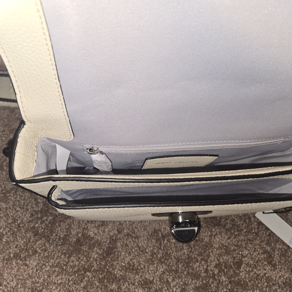 Elegant Cream Crossbody Bag - Picture 3 of 4